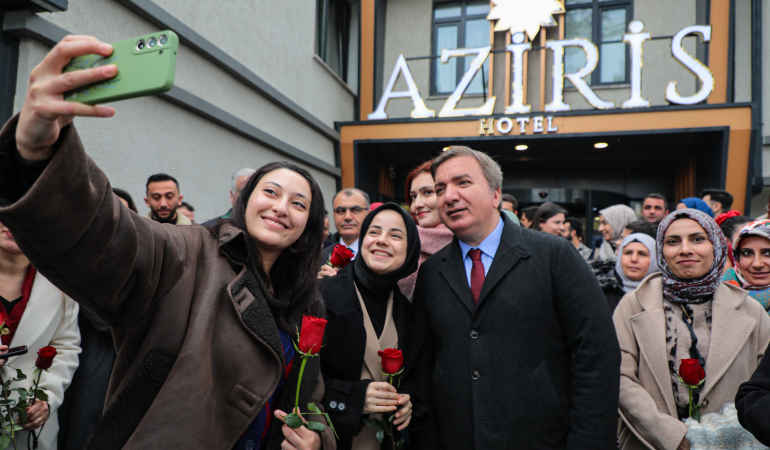 Vali Aydoğdu, Mesleğe Yeni Başlayan Öğretmenleri Güllerle Karşıladı