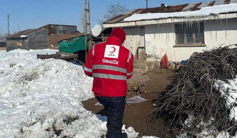 Vatandaşlara gıda kolileri ulaştırılıyor