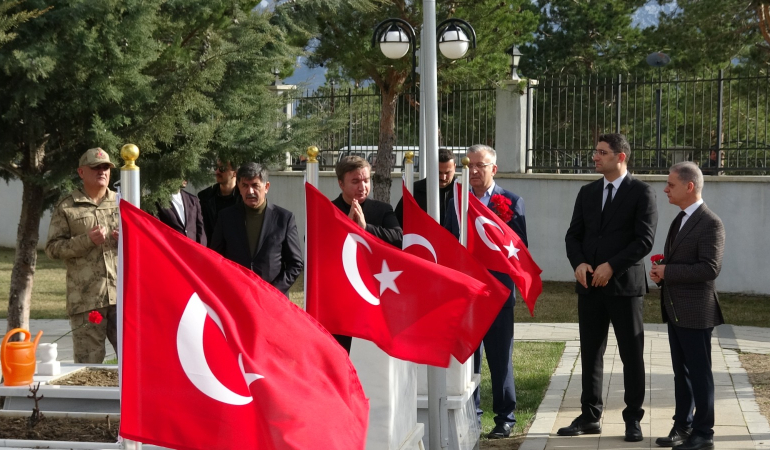 İl protokolü Garnizon Şehitliği’ni ziyaret etti