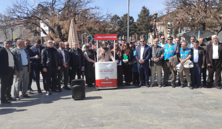 “ Anayasa Değişsin, Aile Korunsun”