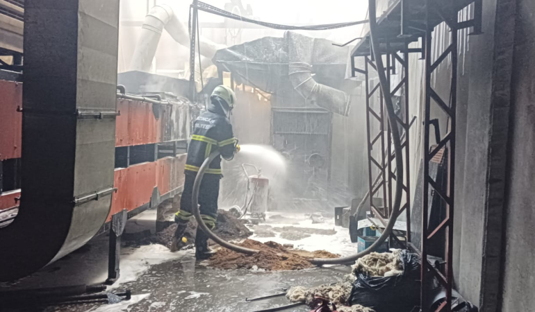 Erzincan’da fabrikada  yangın meydana geldi