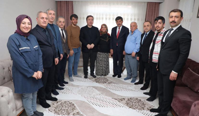 Vali Aydoğdu’dan şehit ailesine ziyaret