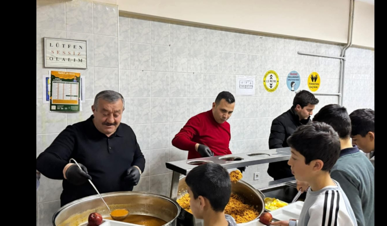 Kelkit Kaymakamı ve Belediye Başkanı Öğrencilerle İftarda Buluştu