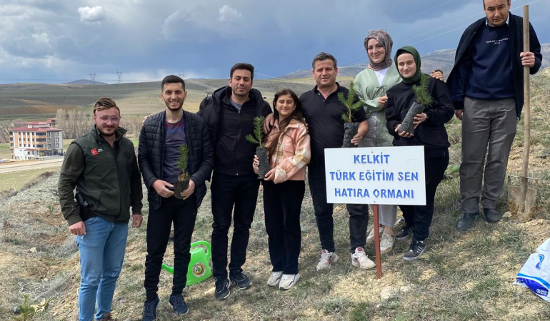 KELKİT TÜRK EĞİTİM-SEN AİLESİ ÖĞRETMENLERİ FİDAN DİKİM ETKİNLİĞİ İLE DOĞAYA CAN VERDİ