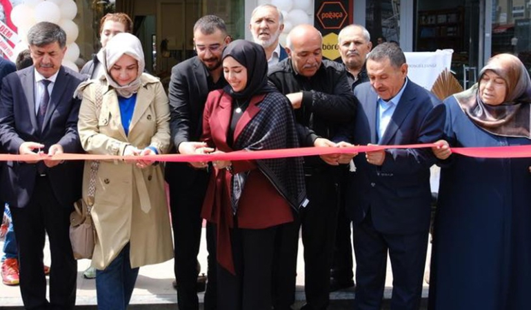 Erzincan’ın Tek Kadın Fotoğrafçısı Merve Arslan, Stüdyosunu Hizmete Açtı