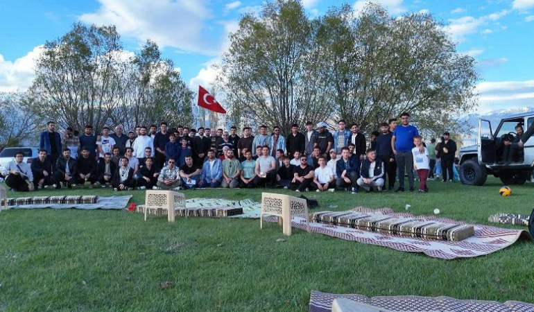 “Bir Sûre, Bir Sahâbe”