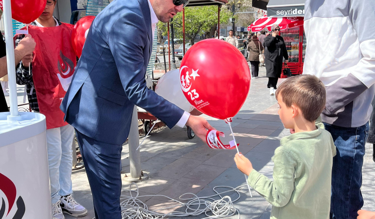 Zafer Partisi 23 Nisan’da çocuklara balon ve andımızı dağıttı