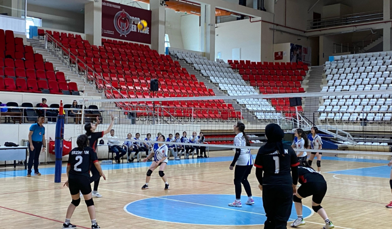 Erzincan’da 23 Nisan Voleybol İl birinciliği heyecanı başladı