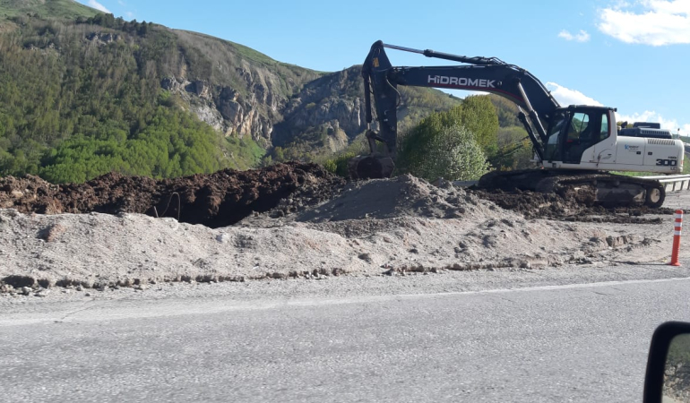 Erzincan Gümüşhane kara yolunda çalışmalara devam ediliyor