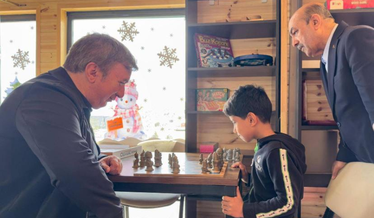 Ergan Dağı’nda Kitaplarla Zirveye Yolculuk