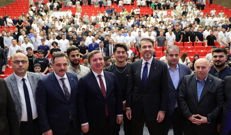Bakan Bayraktar Erzincan’da Öğrencilerle Buluştu