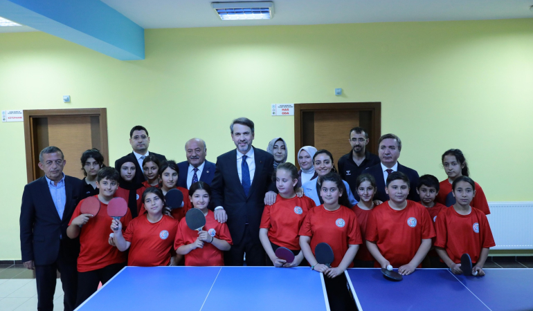 Bakan Bayraktar’a Değer Erzincan Spor Kulüpleri forması hediye edildi
