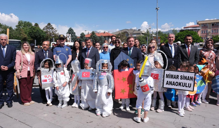Erzincan’da “Çevrene İyi Bak: Plastik Kirliliği ile Mücadele” Temalı Farkındalık Yürüyüşü Düzenlendi