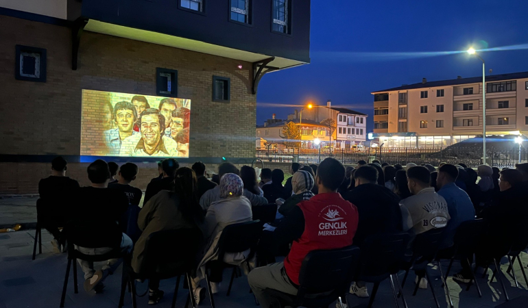 Refahiye’de Gençlik Haftası’nda açık hava sinema keyfi