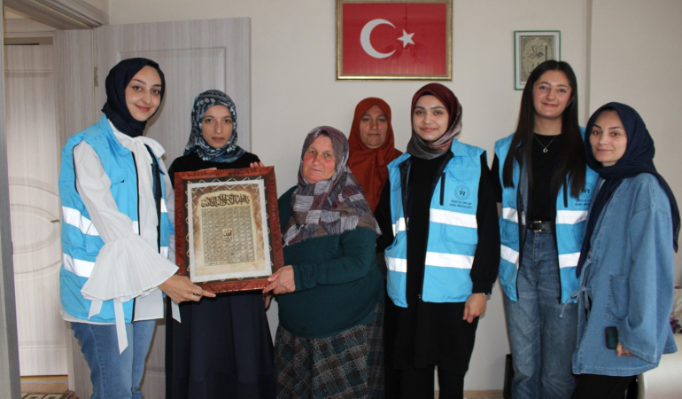 Terzi Baba Yurdu öğrencilerinden Şehit Annesine Anneler Günü Ziyareti!