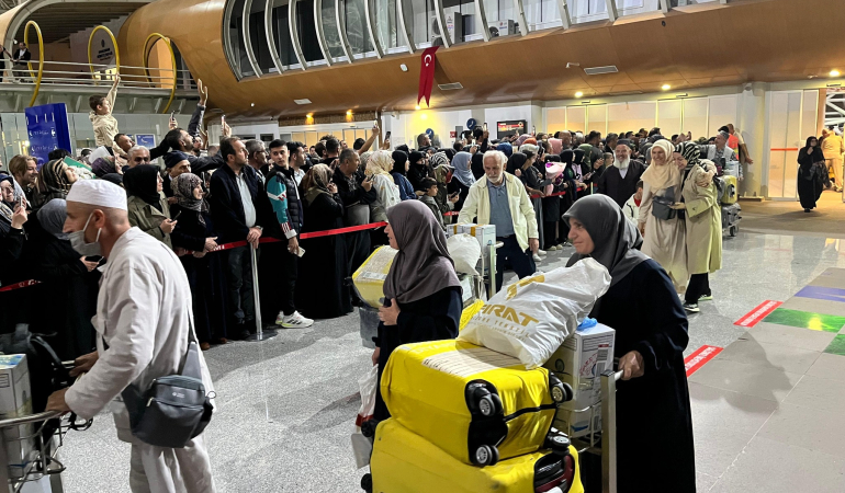 Erzincanlı Hacılar Gözyaşlarıyla Karşılandı