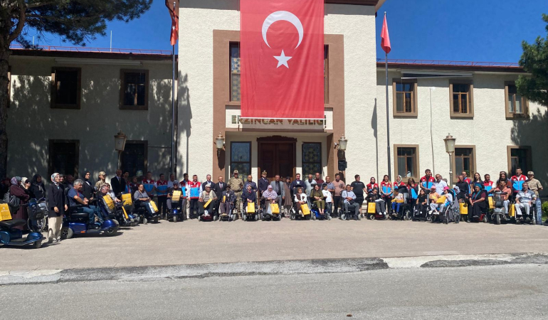 24 akülü araç ihtiyaç sahiplerine teslim edildi
