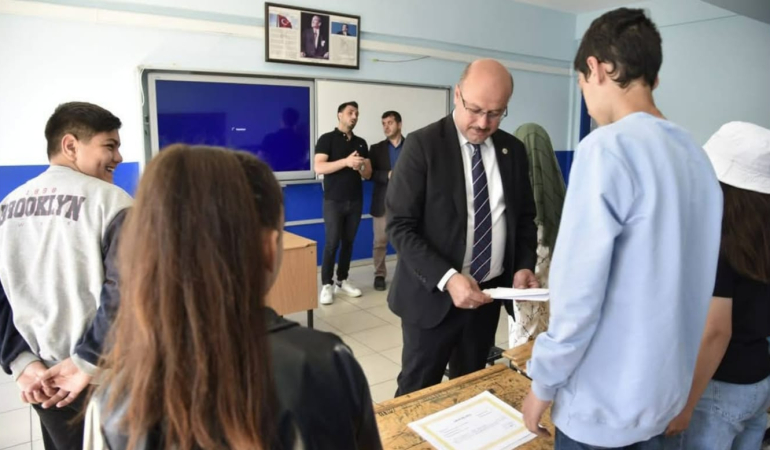 Söğütlü Beldesi’nde Karne Sevinci: Başkan İsa Koç Öğrencileri Sevindirdi