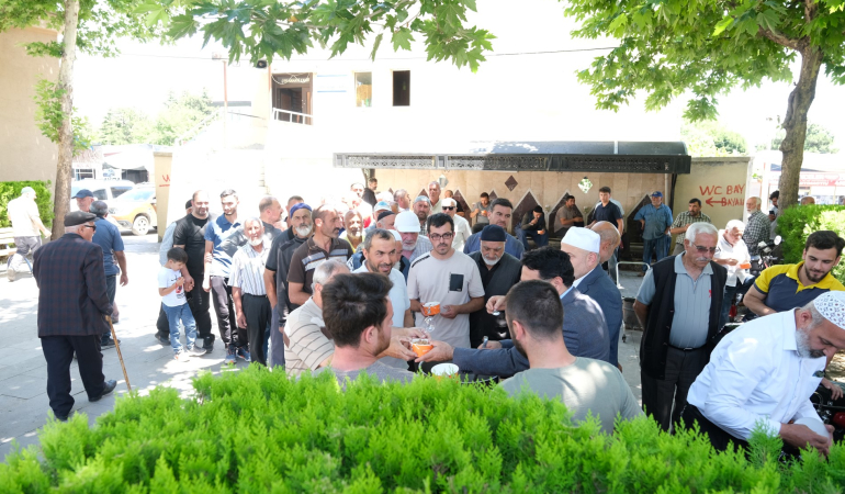 Erzincan’da Âşûrâ Bereketi: İl Müftüsü Esnafla Birlikte Aşura Dağıttı
