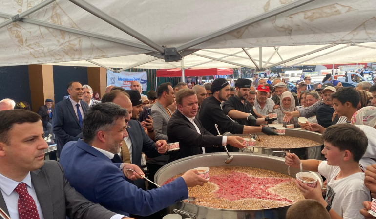 Aşureler, vatandaşlara ikram edilerek manevi atmosfer eşliğinde paylaşıldı