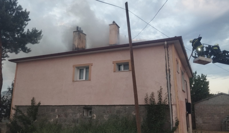 Erzincan’da Çatı Yangını Paniği
