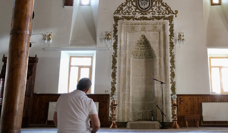 Gülabibey Camii Zamana Meydan Okuyor