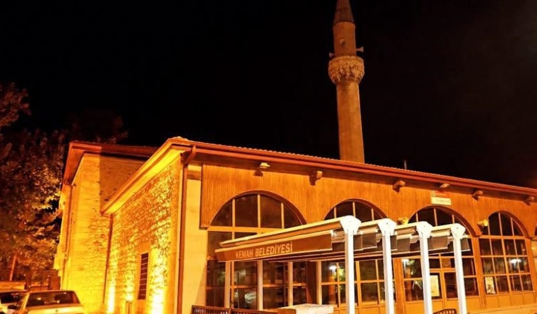 Kemah Gülabibey Camii ve Meydanı Yenilendi: Işıl Işıl Bir Kemah