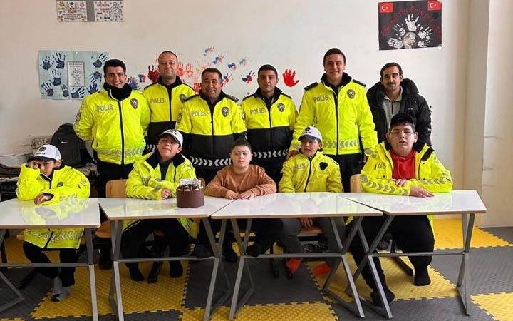 “Engelli Öğrencilerden Anlamlı Trafik Denetimi: 3 Aralık Dünya Engelliler Günü Kutlaması Erzincan’da Coşkuyla Gerçekleşti”