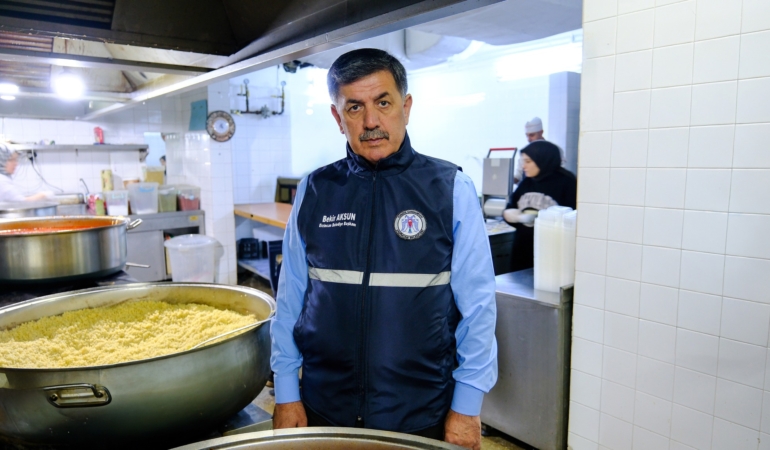 Erzincan Belediyesi, Ramazan Ayı Boyunca İhtiyaç Sahiplerine ve Yaşlılara İftar Yemeği Dağıtıyor