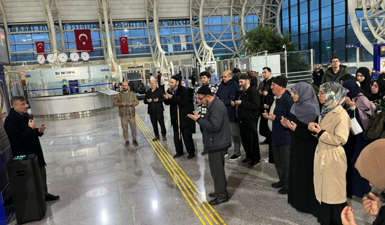 Erzincanlı Umre Adayları Dualarla Kutsal Yolculuğa Uğurlandı