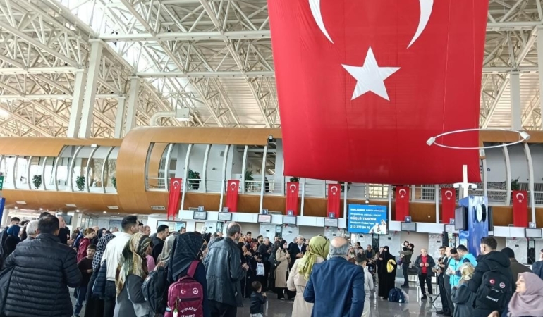 Erzincan’dan Kutsal Yolculuk: 42 Umre Ziyaretçisi Dualarla Uğurlandı