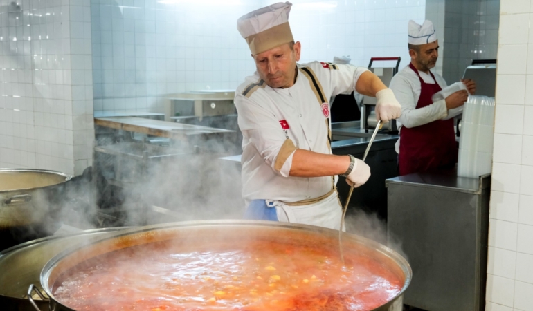 Erzincan’da iftar yemeği hizmeti devam ediyor