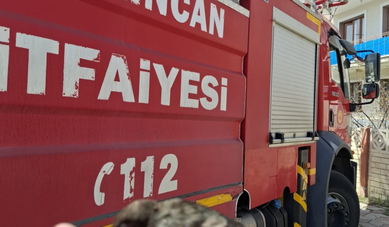 Erzincan’da Çatı İpinde Mahsur Kalan Kuş Kurtarıldı