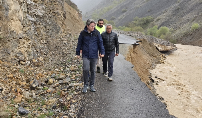 Kemaliye’de Aşırı Yağış Yol Çökmesine Neden Oldu