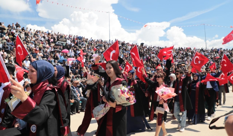 EBYÜ’de Mezuniyet Töreni Coşkuyla Gerçekleştirildi