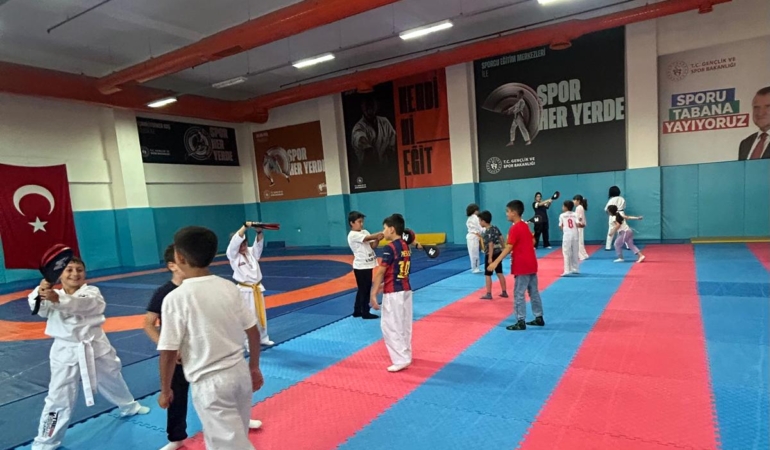 GSB Yaz Spor Okulları Demirkent Bünyami Sudaş spor salonu’nda yoğun ilgi görüyor