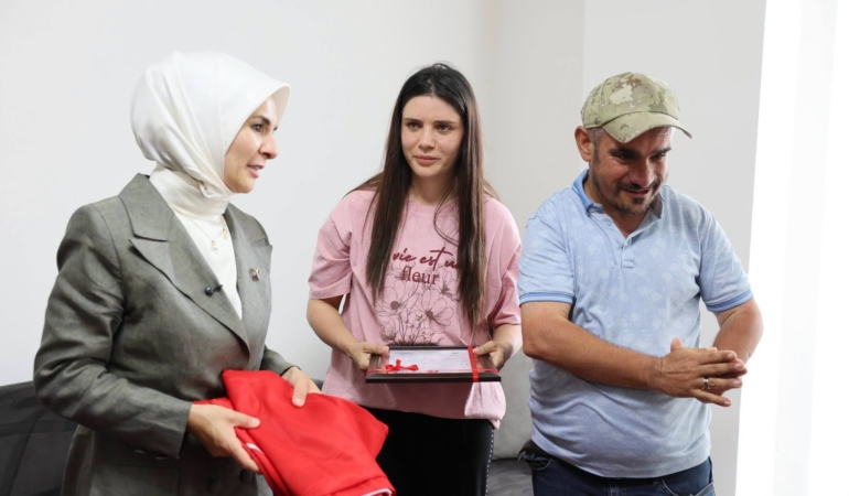Bakan Göktaş’tan Erzincan’da Anlamlı Ziyaret: Çilem Sağlam’a Yeni Ev Tapusu Teslim Edildi