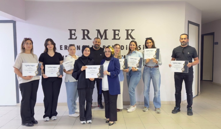 Kursiyerler sertifikalarını almaya başladı