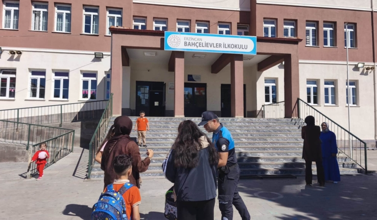 Okul Önlerinde Güvenlik Mesajı