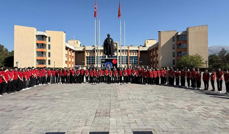 Yeni Eğitim Yılı Atatürk Anıtı’na Sunulan Çelenkle Başladı
