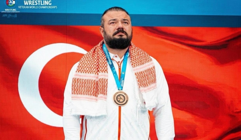 Erzincanlı Millî Güreşçi Serhat Sarıçiçek Dünya Üçüncüsü Oldu